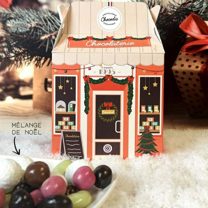 Mini Boutique de Noël Mélange de Noël contenant des noisettes-amandes, raisins, mogettes (coeur nougatine enrobé de chocolat) et de billes d ecéréales enrobés de chocolat noir, lait et blanc