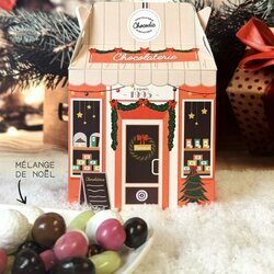 Mini Boutique de Noël Mélange de Noël contenant des noisettes-amandes, raisins, mogettes (coeur nougatine enrobé de chocolat) et de billes d ecéréales enrobés de chocolat noir, lait et blanc