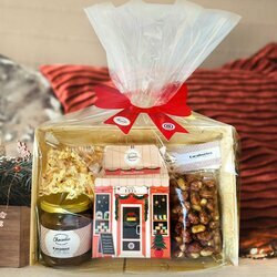 Bourriche de No�l avec sachet de cacahu�tes caram�lis�es, un coffret cartonn� de biscuits, un pot de caramel au beurre sal�