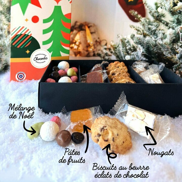 Coffret gourmand pour No�l avec nougats, biscuits, noisettes, amandes et raisins enrob�s de chocolats et p�tes de fruits