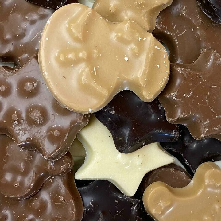 Assortiments de fritures au chocolat blanc, blanc-caramel, lait, noir de No�l