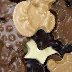 Assortiments de fritures au chocolat blanc, blanc-caramel, lait, noir de No�l