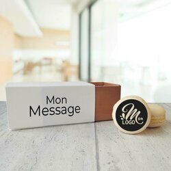 Bo�te de 4 macarons vanille personnalis� avec logo et message sur le th�me or
