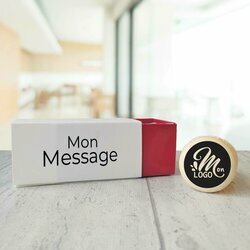 Bo�te de 4 macarons vanille personnalis� avec logo et message sur le th�me rouge
