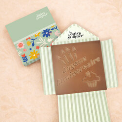 Prête à Croquer - Modèle Joyeux Anniversaire Prête à Croquer - Modèle Joyeux Anniversaire Chocolat Lait Enveloppe Modèle Fleurs